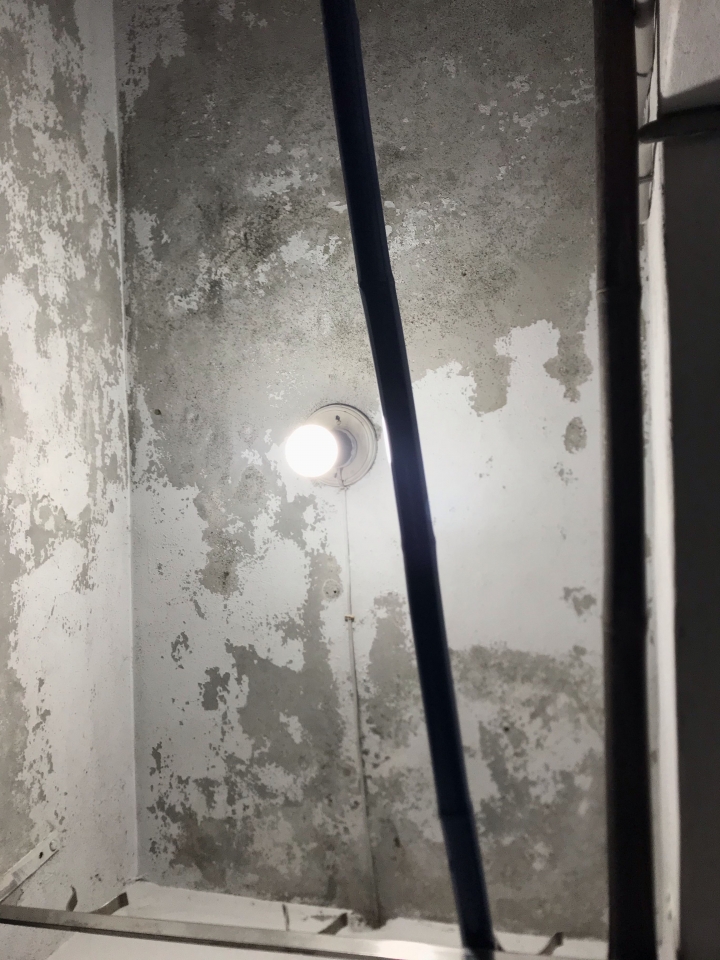 陽台廚房天花板油漆剝落