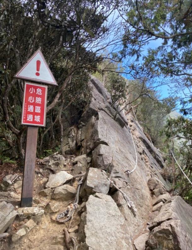 台中和平|鳶嘴山.垂直山壁攀爬拉繩,險峻危崖挑戰膽識與體能