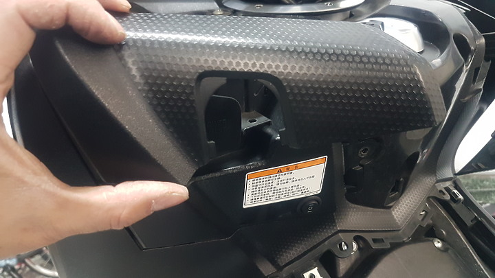 點我看大圖 飛樂 M98 主機防水行車紀錄器 開箱+ TMAX DIY拆裝分享 圖多慎入...
