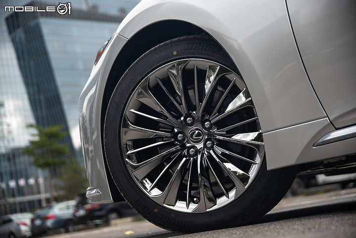 Lexus小改款LS500h旗艦版試駕|科技、工藝同步進化,日式奢華再次完整體現!