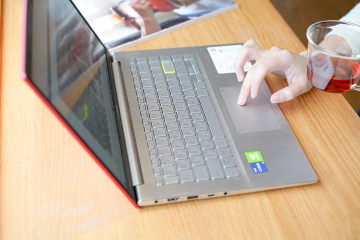 女生視角的ASUS Vivobook S433魔力紅開箱