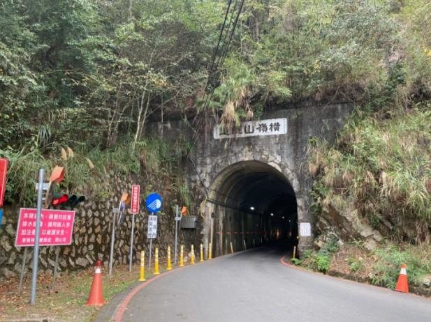 台中和平|鳶嘴山.垂直山壁攀爬拉繩,險峻危崖挑戰膽識與體能