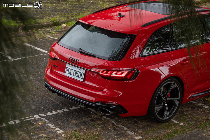 Audi RS 4 Avant 試駕|動力與舒適兼備的性能旅行車!