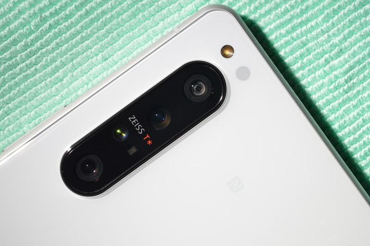 手機修完後真的要照光仔細檢查才取件 / SONY Xperia 1 II 修完後的鏡頭污漬
