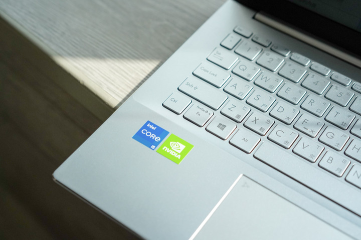 女生視角的ASUS Vivobook S433魔力紅開箱