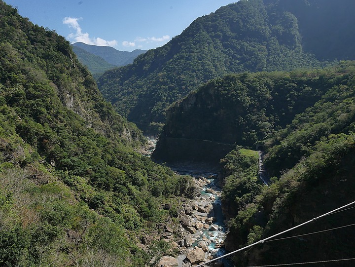 【小惡魔慶牛年】秀林 布洛灣 山月吊橋 — 跨越氣勢磅礡山谷間的銀帶 — 鼠末牛初之防疫返鄉之旅第1站