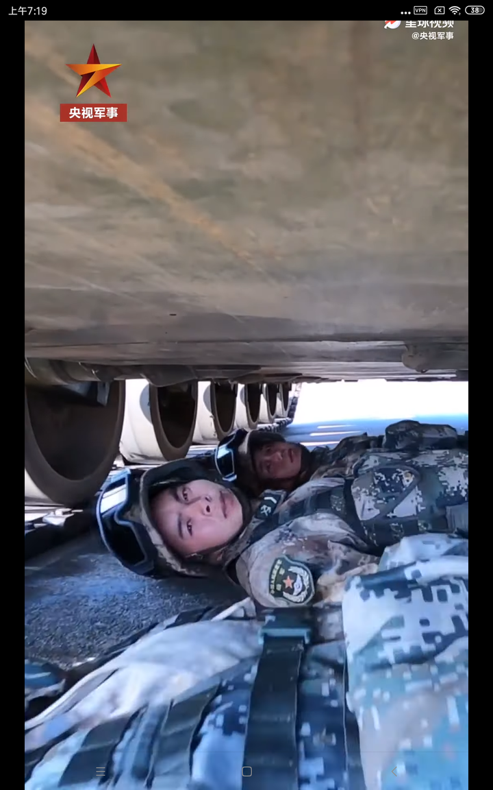 40吨戰車從一排解放軍身上駛過，兵哥哥眼睛都不眨。