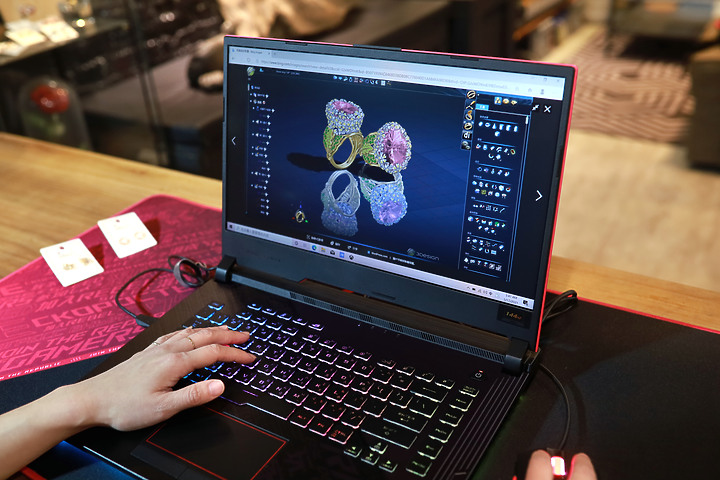 安太歲不如安太座-電馭粉G512開箱