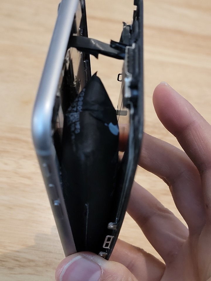 iPhone膨脹了！沒開機、非充電狀態，只是靜置。