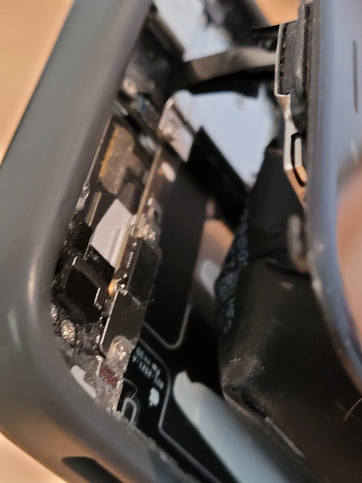 iPhone膨脹了！沒開機、非充電狀態，只是靜置。