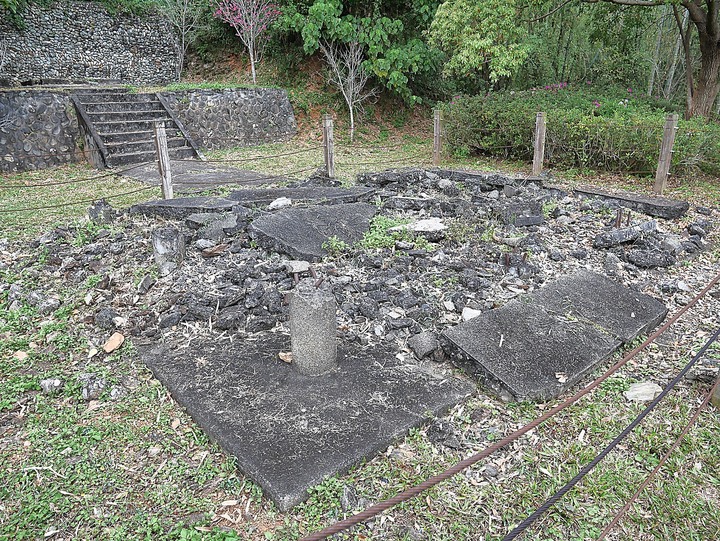 【小惡魔慶牛年】花蓮 玉里 神社殘蹟 — 2座鳥居與17座石燈籠，彷彿一秒到日本 — 鼠末牛初之防疫返鄉之旅第4站
