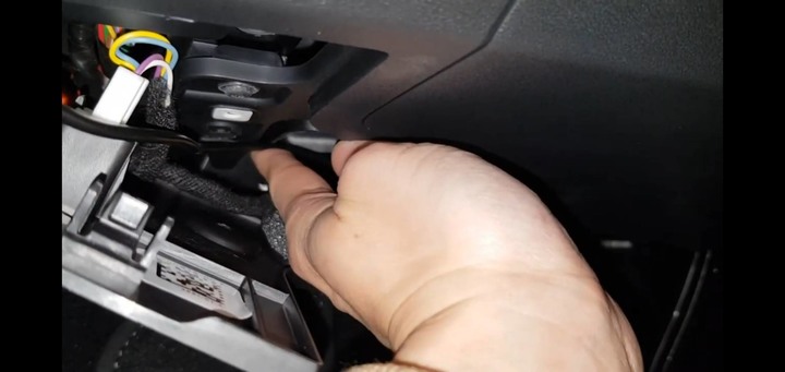 Tesla Model 3 行車記錄器如何安全的走線過A柱