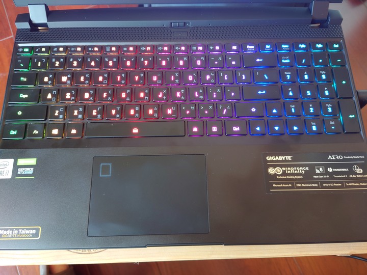 點我看大圖 Aero 15 OLED XC 超不專業開箱