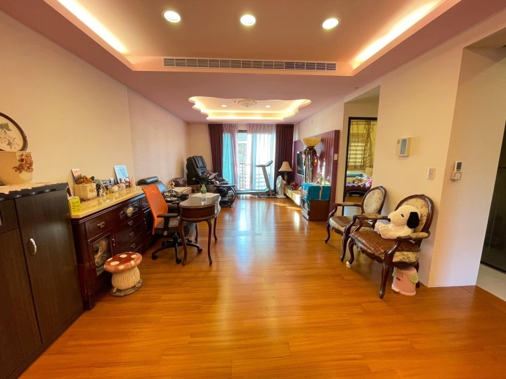 ［屋主自售］西區三房雙車位8年屋（冠宇原創）