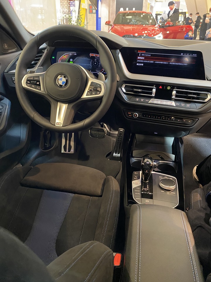 【小惡魔慶牛年】大年初一跑來101喝咖啡看BMW 1 & 2