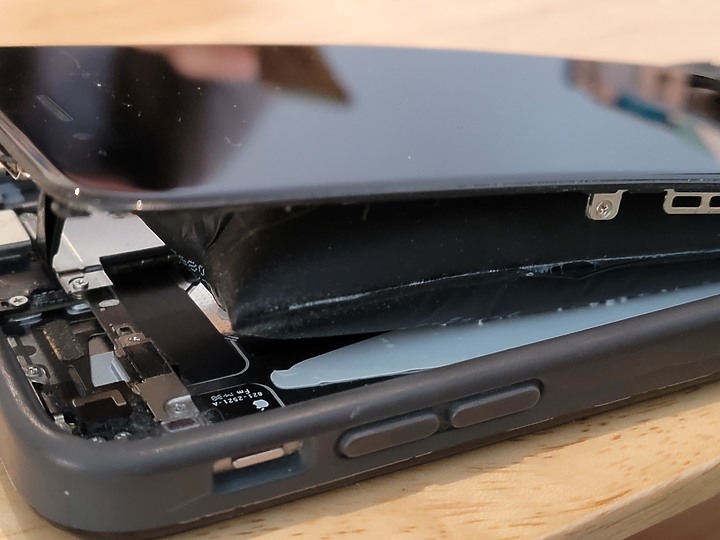 iPhone膨脹了！沒開機、非充電狀態，只是靜置。