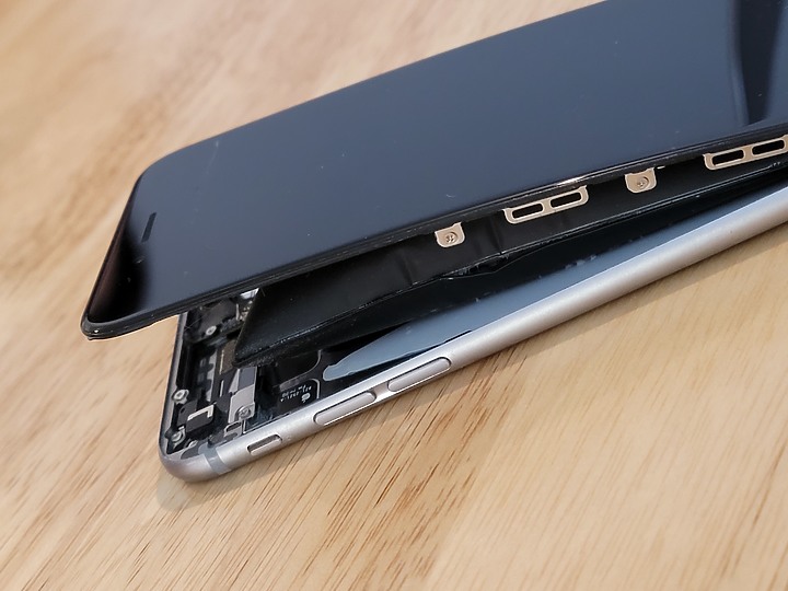 iPhone膨脹了！沒開機、非充電狀態，只是靜置。