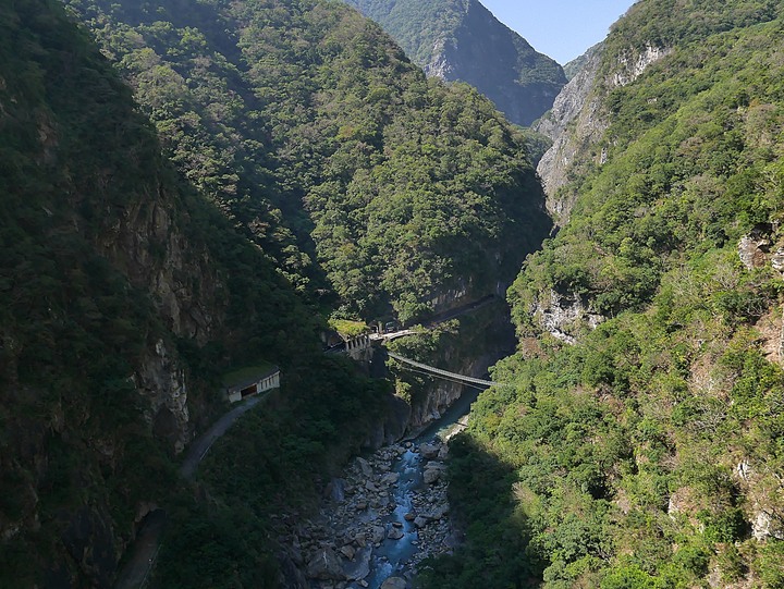 【小惡魔慶牛年】秀林 布洛灣 山月吊橋 — 跨越氣勢磅礡山谷間的銀帶 — 鼠末牛初之防疫返鄉之旅第1站