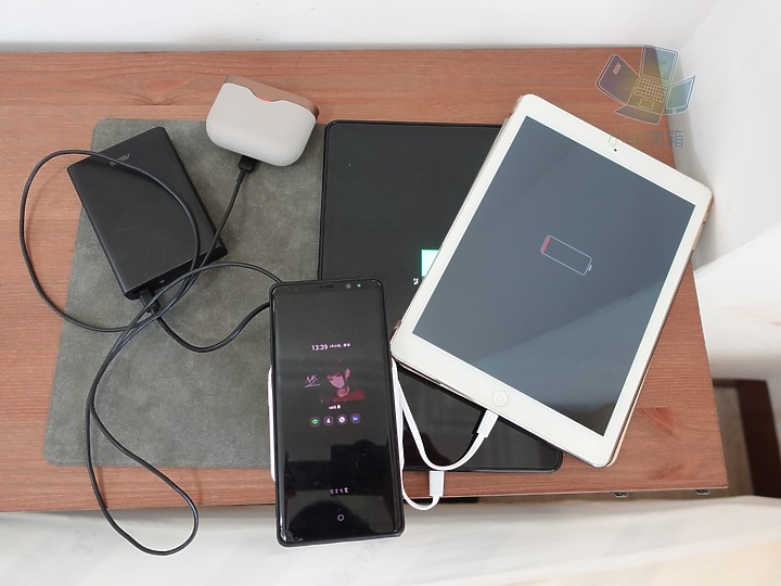 點我看大圖 【小宅開箱】LAPO 多功能無線充電快充行動電源,一顆電源打遍天下!