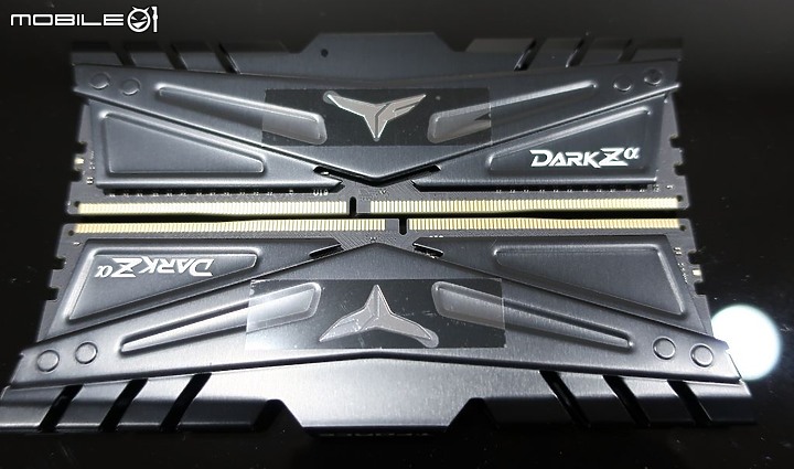 點我看大圖 APU 4000 也適用 AMD 優化版 T-Force DARK Z 阿法α 簡單開箱