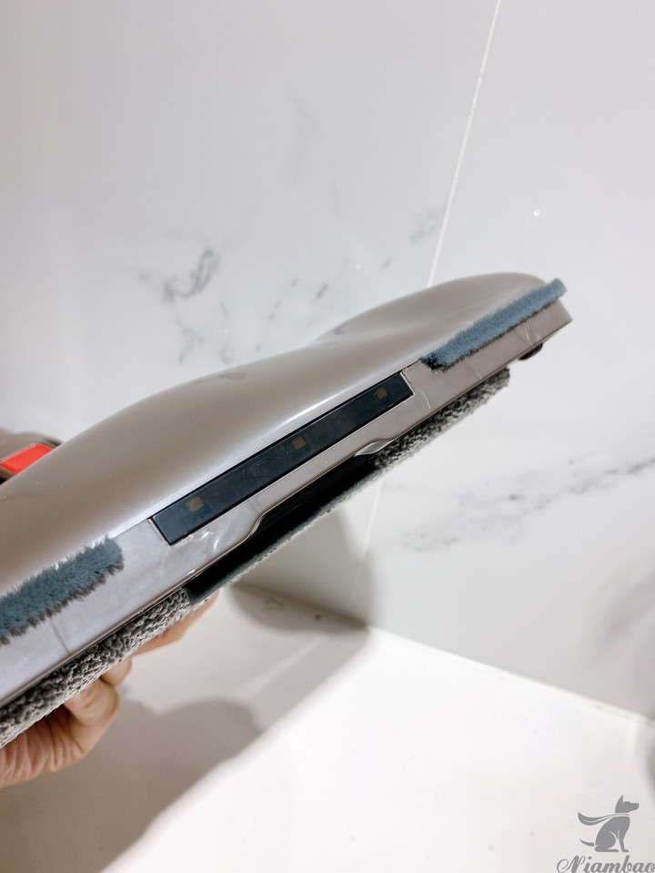 Dyson 拖地好幫手 AC71-UV殺菌電動濕拖刷頭