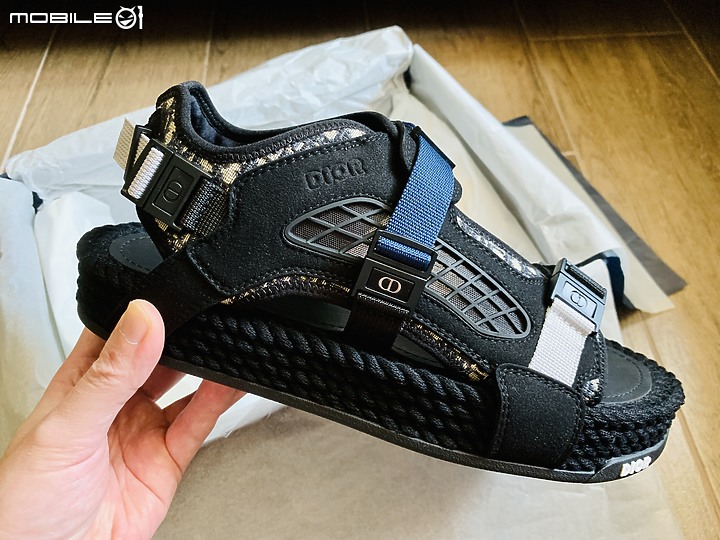 【簡單開箱】一雙還蠻另類的 DIOR