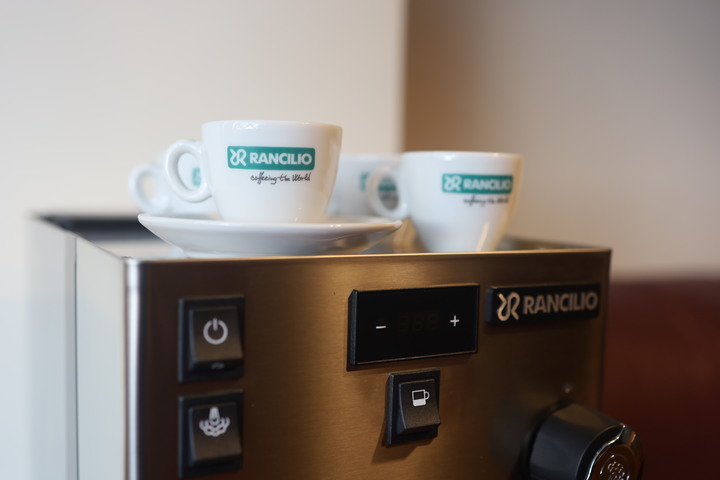 [開箱]Rancilio silvia pro 與 Eureka Atom Specialty 75 新手簡單開箱。