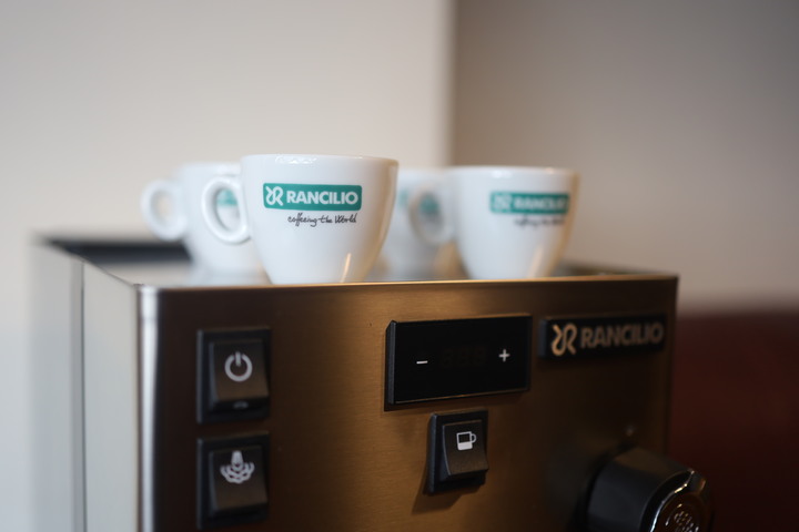 [開箱]Rancilio silvia pro 與 Eureka Atom Specialty 75 新手簡單開箱。