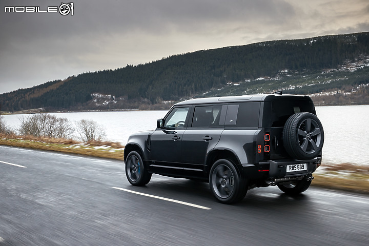 【新訊】Land Rover推出Defender 90/110 V8性能版本,剽悍外表輔以5.2秒加速破百實力!