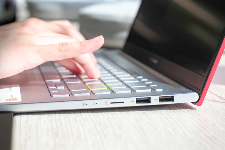 女生視角的ASUS Vivobook S433魔力紅開箱