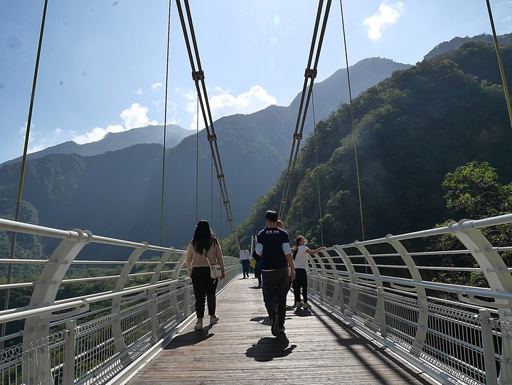 【小惡魔慶牛年】秀林 布洛灣 山月吊橋 — 跨越氣勢磅礡山谷間的銀帶 — 鼠末牛初之防疫返鄉之旅第1站