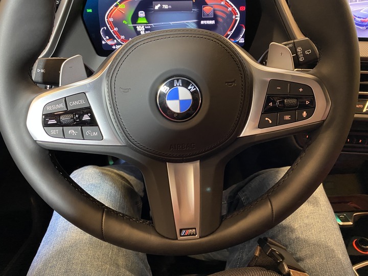 【小惡魔慶牛年】大年初一跑來101喝咖啡看BMW 1 & 2