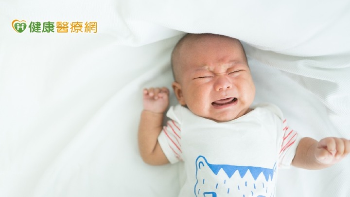 寶寶半夜一直哭鬧　疑似腸絞痛怎麼辦?