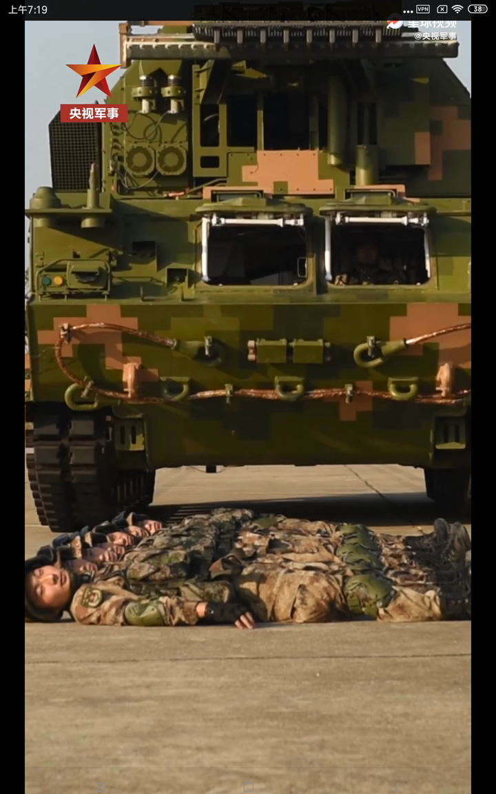 40吨戰車從一排解放軍身上駛過，兵哥哥眼睛都不眨。