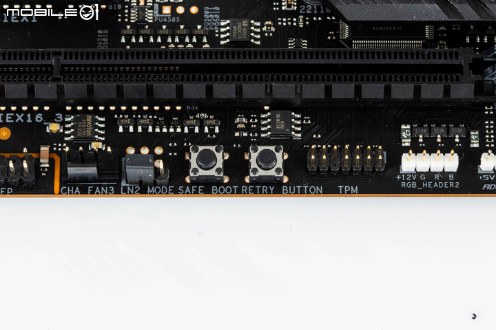ROG X570 CROSSHAIR VIII Dark Hero 主機板實測 靜音低調的高效能 X570 平台選擇