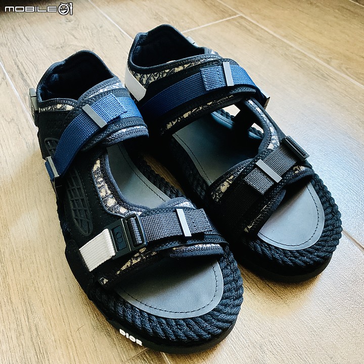 【簡單開箱】一雙還蠻另類的 DIOR