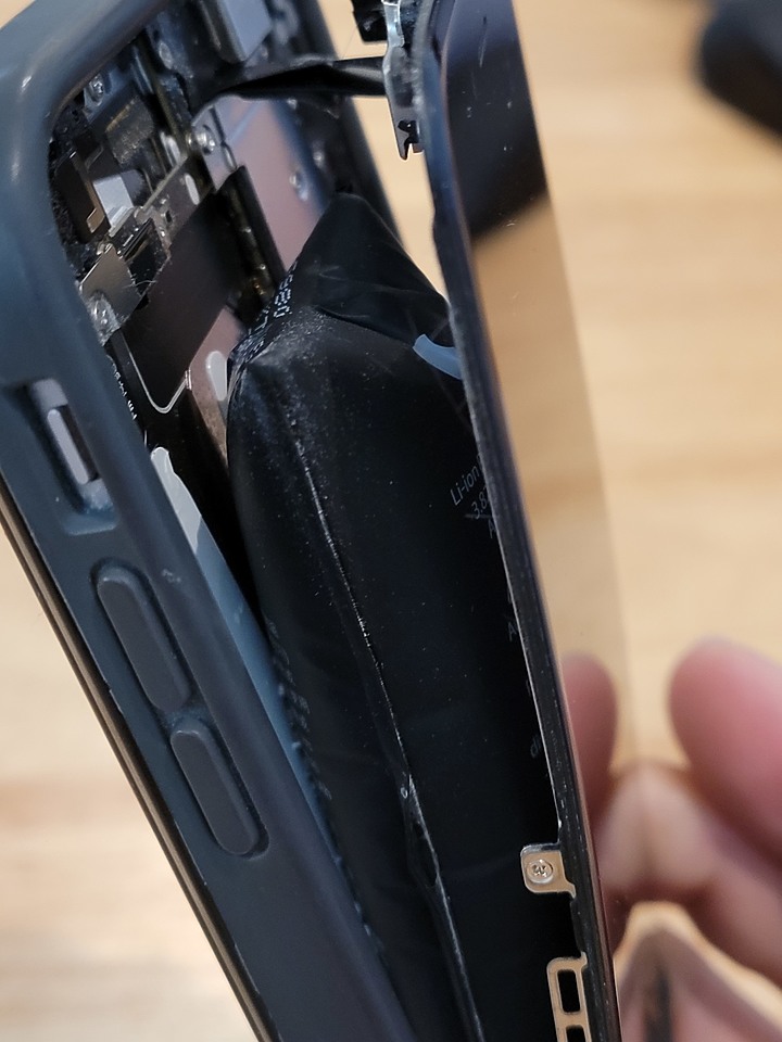 iPhone膨脹了！沒開機、非充電狀態，只是靜置。