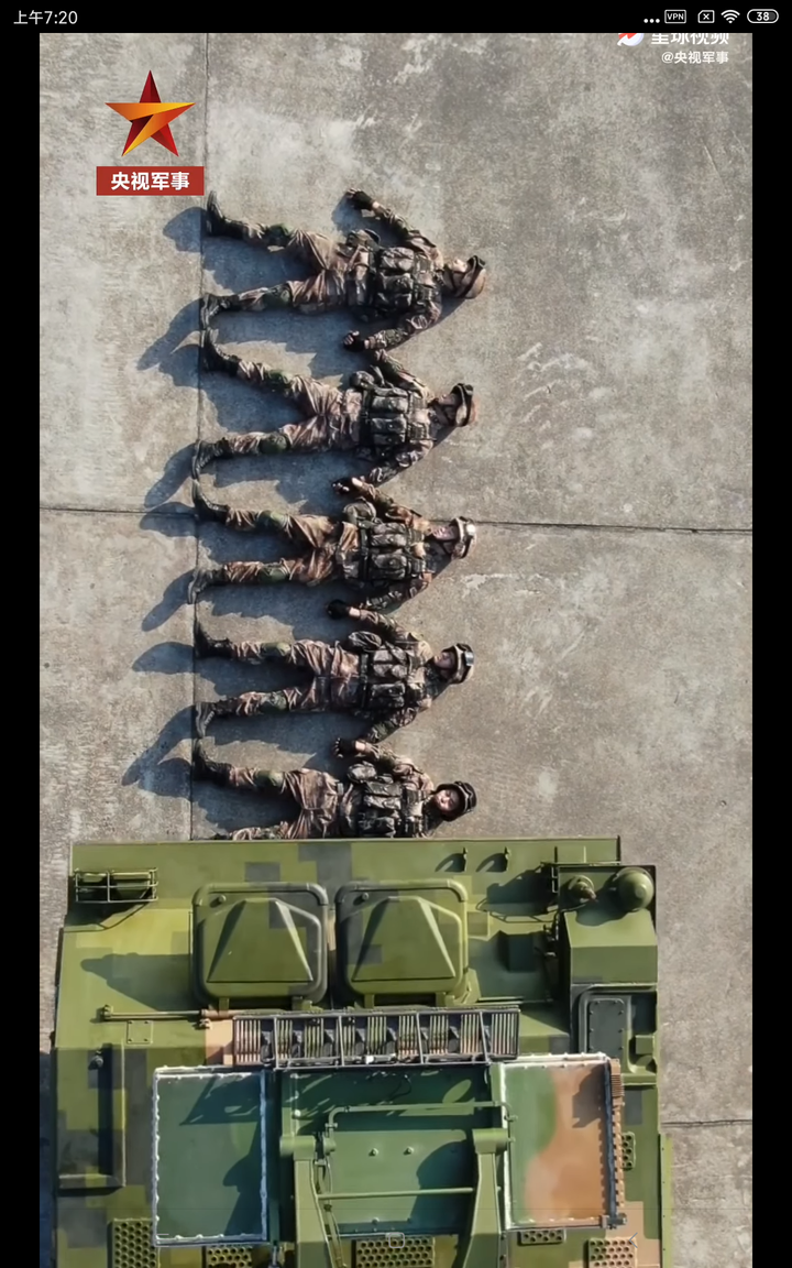 40吨戰車從一排解放軍身上駛過，兵哥哥眼睛都不眨。