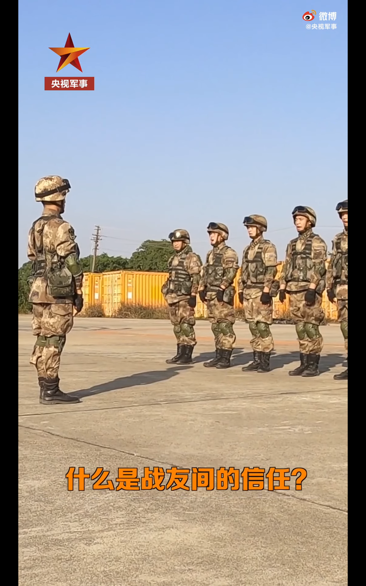 40吨戰車從一排解放軍身上駛過，兵哥哥眼睛都不眨。