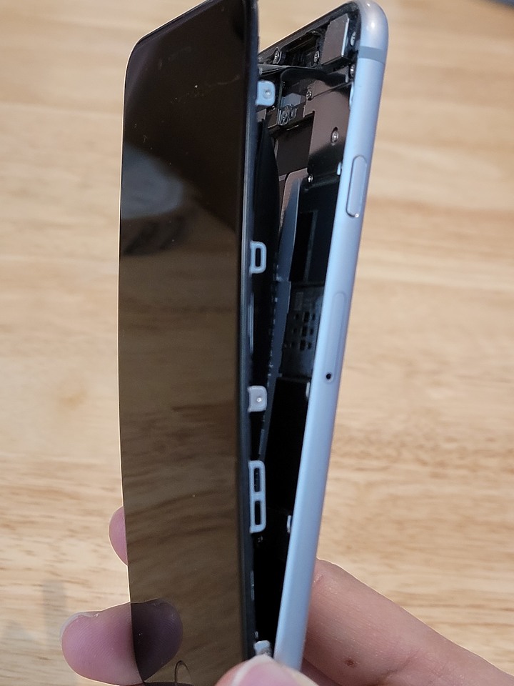 iPhone膨脹了！沒開機、非充電狀態，只是靜置。