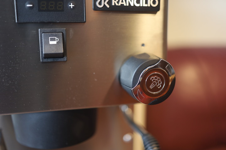 [開箱]Rancilio silvia pro 與 Eureka Atom Specialty 75 新手簡單開箱。