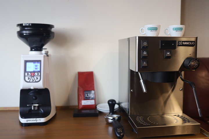 [開箱]Rancilio silvia pro 與 Eureka Atom Specialty 75 新手簡單開箱。