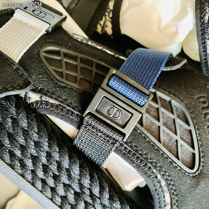 【簡單開箱】一雙還蠻另類的 DIOR