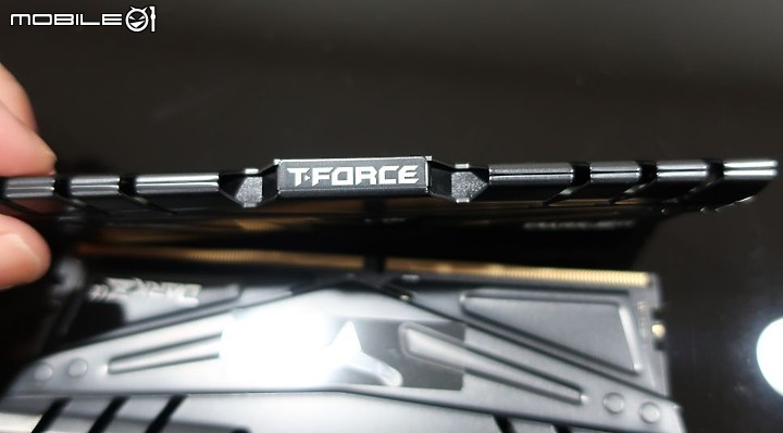 點我看大圖 APU 4000 也適用 AMD 優化版 T-Force DARK Z 阿法α 簡單開箱