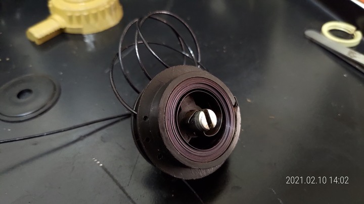 請教室內頂燈捲線器的原理