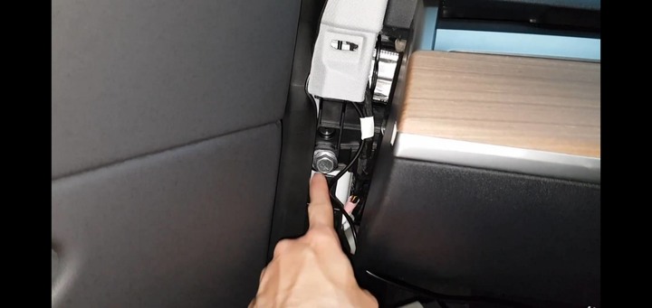 Tesla Model 3 行車記錄器如何安全的走線過A柱