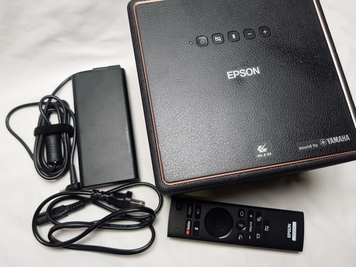 好投 好看 又好玩!超不受限的迷你雷射投影機 - Epson EF-12。