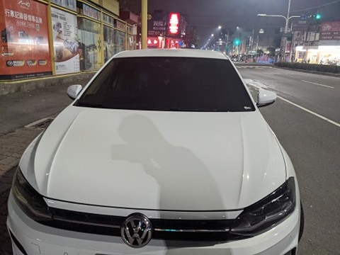 終於解套 只有車道偏移修正的polo 可以時速 65km/h 以下車道保持 塞車輔助 車道置中提前 自動遠近燈