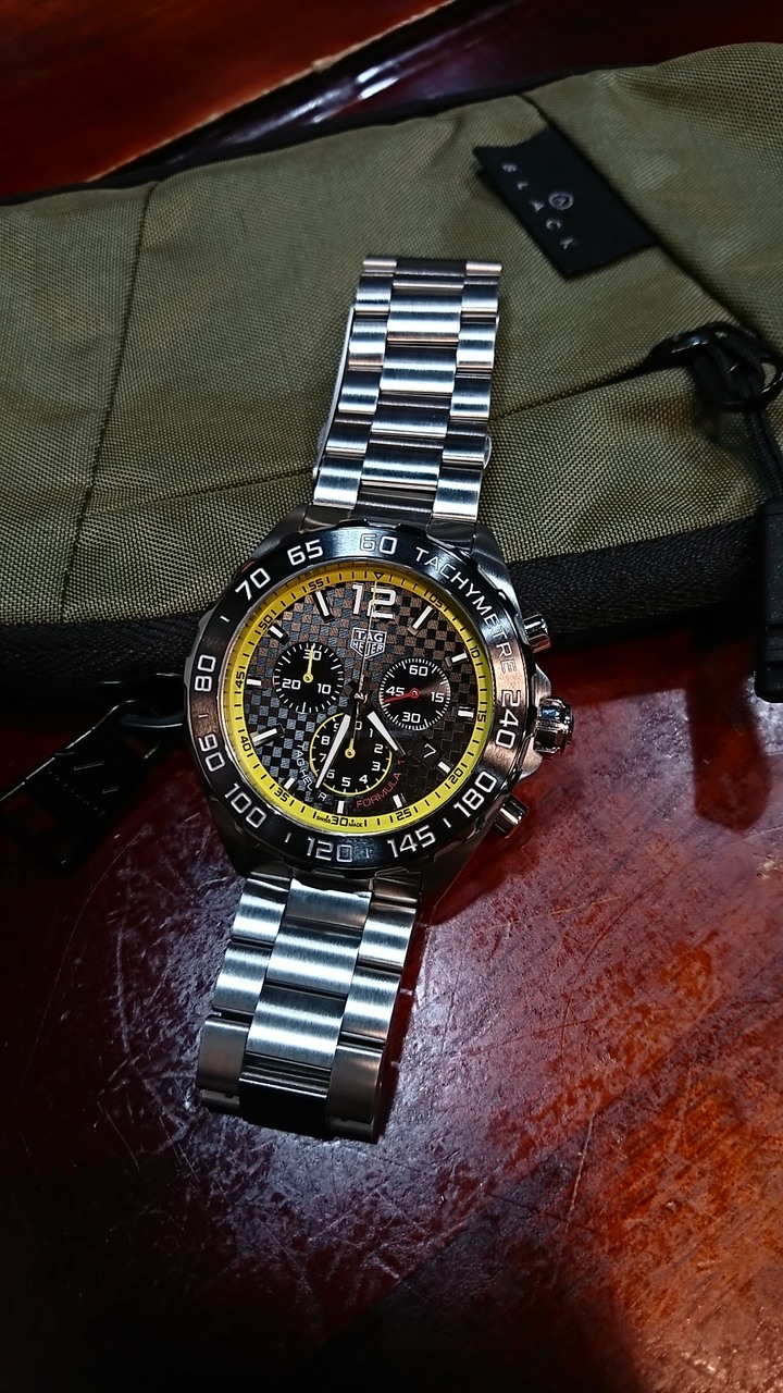 分享：TAG Heuer Formula 1 碳纖維黃圈計時賽車錶