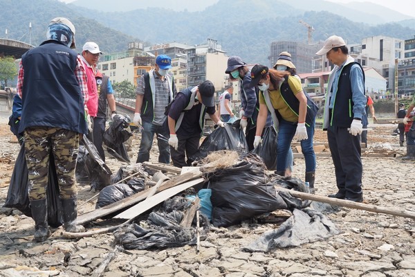 日月潭底「噁爛垃圾山」露出見光!居民受不了上百人淨潭撿1噸
